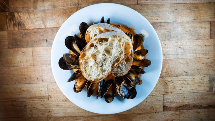 Mejillones Salteados at Eclipse di Luna: PEI mussels in basil tomato cream topped with ciabatta toast