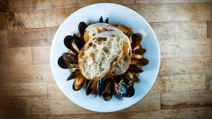 Mejillones Salteados at Eclipse di Luna: PEI mussels in basil tomato cream topped with ciabatta toast